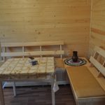 Деревянная мебель с мягкими сиденьями для загородного дома
