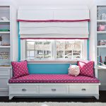 Девчачья комната с кроватью под окном