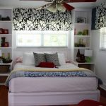 Красивая белая спальня с необычными тканевыми жалюзи и с кроватью у окна
