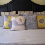Красивые и нежные подушки для двухспальной кровати