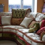 Красивый цветочный диван с мягкими подушками