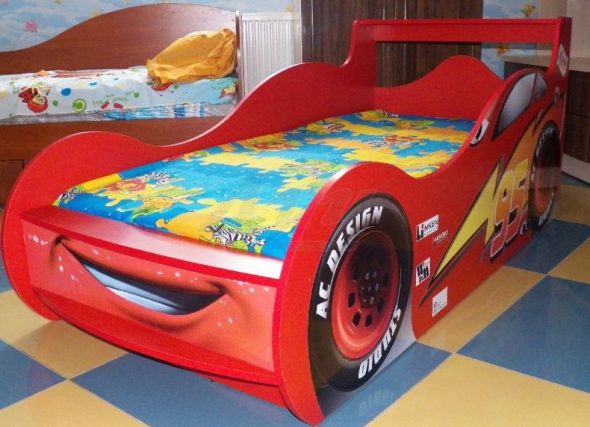 Красная кровать-машина 