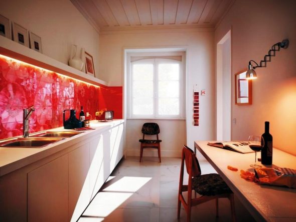 Кухня с красным кухонным фартуком