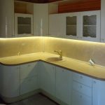 Кухня со светодиодной подсветкой на нижней поверхности подвесных шкафчиков