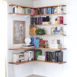 Маленькая домашняя библиотека в углу комнаты
