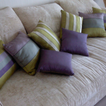 Маленькие полосатые подушки для бежевого дивана