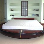 Необычная спальня с круглой кроватью с вставками для сидения