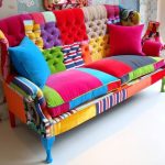 Необычный разноцветный диван из остатков ткани