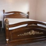 Отличная кровать из натурального дерева с украшением