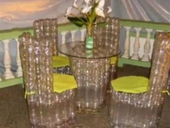 Пластиковые кресла с желтым декорированием