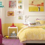 Подростковая комната в желто-розовой гамме