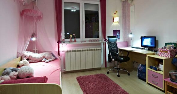 Розовая кровать с балдахином