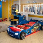 Синяя кровать-машина для комнаты мальчика