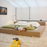 Спальня в скандинавском стиле с кроватью-подиумом