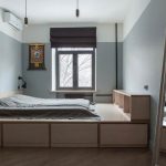 Спальня в стиле минимализм с кроватью на подиуме