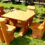 Стол и стулья из дерева для загородного дома