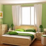 Зеленая спальня с кроватью у окна