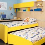 Желтая выдвижная кровать для двоих детей