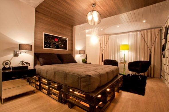 Кровать из деревянных поддонов в интерьере