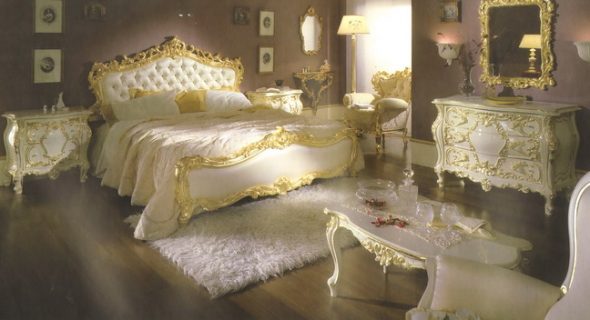 Белая с золотым декором мебель для спальни
