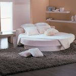 Белоснежный диван-кровать для стильной спальни