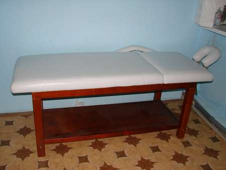 Белый стол с деревянным каркасом