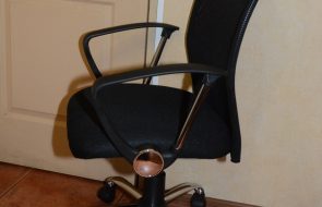 Черное офисное кресло