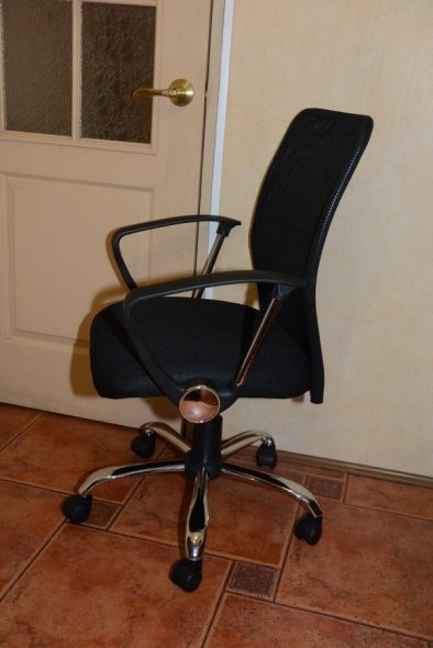 Черное офисное кресло 