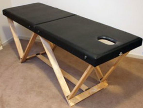 Черный складной стол для массажа