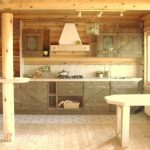 Деревянная кухня в деревянном доме