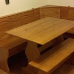 Деревянный уголок для кухни со столом и скамейкой