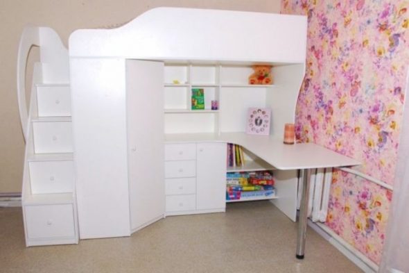 Белая кровать-чердак , шкаф и письменный стол