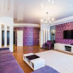 Фиолетовые обои и диван в гостиной