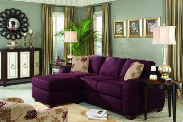 Фиолетовый диван для уютной гостиной