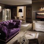 Фиолетовый диван — яркий элемент гостиной