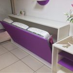 Горизонтальная откидная кровать фиолетового цвета