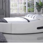 Красивая кровать необычной формы в спальне