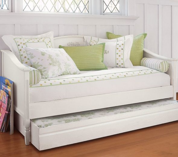 Красивый белый диван с дополнительным спальным местом
