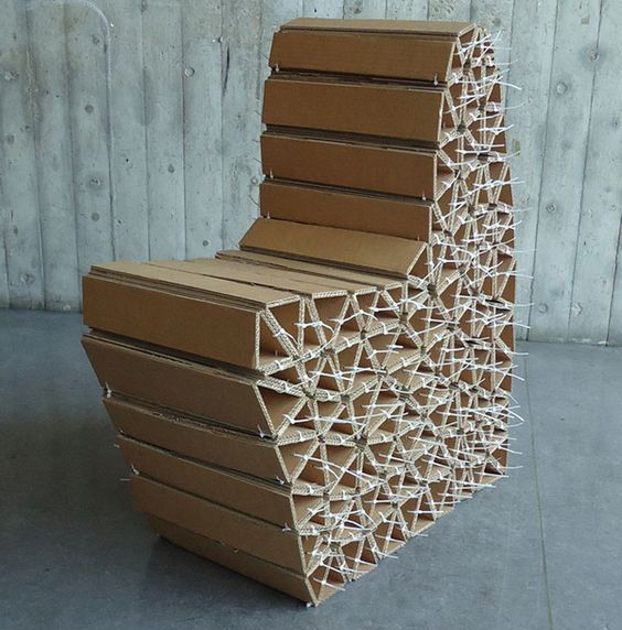 Кресло из картонных треугольников