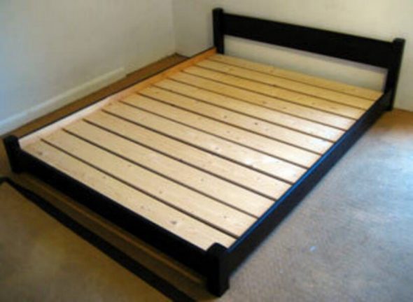 Кровать из ДСП с ламелями