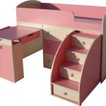 Кровать с выдвижным столом розового цвета