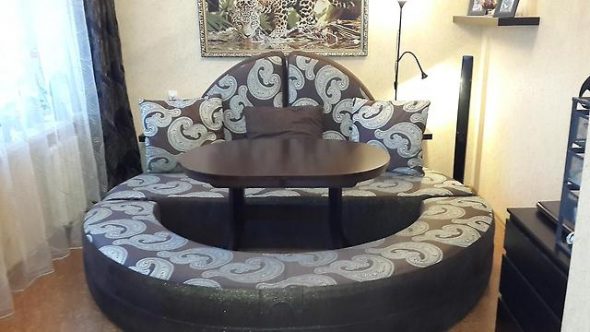 Круглый бескаркасный диван-кровать для удобного расположения гостей