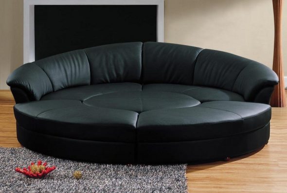 Круглый диван-кровать трансформируется в отдельные сидячие места и столик