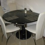 Круглый стол и стулья с высокой спинкой для кухни