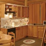 Кухня из сосны в деревянном доме