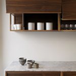 Кухонная мебель из ореха в сочетании с белым