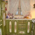 Кухонный гарнитур зеленого цвета с декупажем