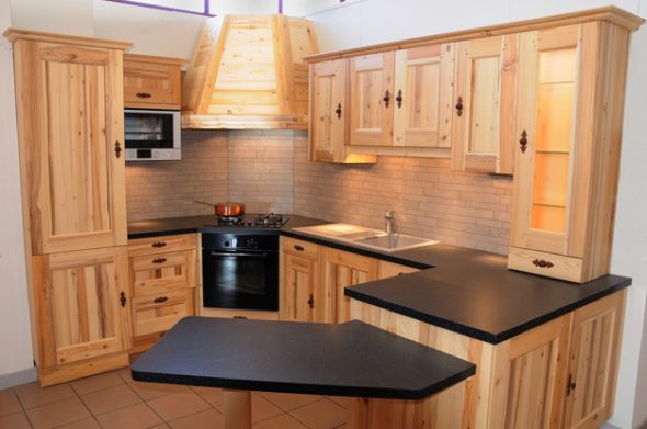 Кухонная мебель из дерева