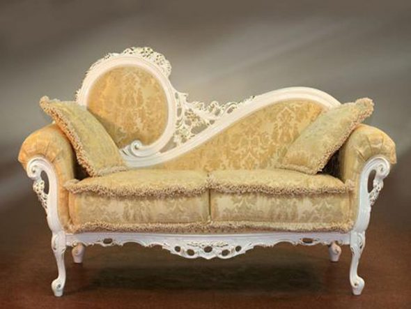 Небольшой мягкий диванчик в стиле барокко