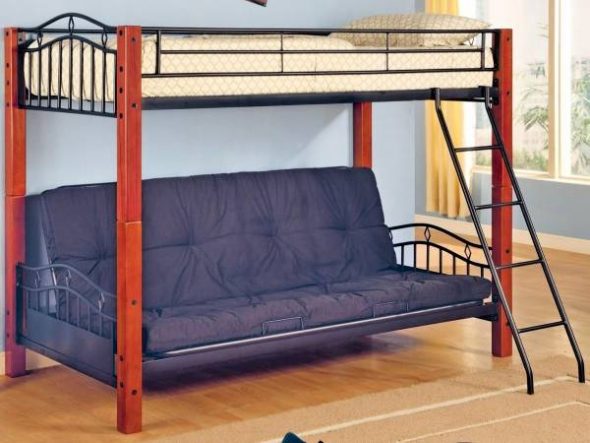 Необычная кровать-чердак с деревянными столбиками и винтажными металлическими быльцами